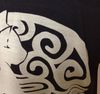 メンズTシャツ 波唐草猫 黒 L