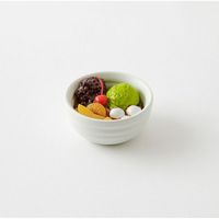 內含一個磁鐵，圖案為日式甜點（anmitsu）。