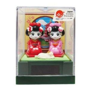 Solar-powered dolls with bobbleheads, solar-powered toys featuring a cat and twin geisha girls.