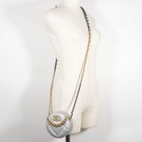 二手 Chanel 19 斜挎包/鏈條手拿包 AP0945，小牛皮，意大利製造，銀色，斜挎包，拉鍊開合，Chanel 19，女款