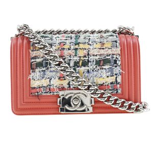กระเป๋าสะพายไหล่ CHANEL Boy Chanel Chain มือสอง ทำจากผ้าทวีดและหนังลูกวัว สีแดง ผลิตในประเทศฝรั่งเศส สามารถสะพายไหล่ ถือ หรือถือแบบกระเป๋าถือได้ เหมาะสำหรับผู้หญิง