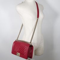 二手香奈兒 Boy Chanel 小羊皮單肩包，義大利製造，2016年。可斜背或肩背，雙向使用，A5 翻蓋設計。 [此商品與本店無關，可能指其他產品或服務。 ]