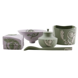 中村卓夫 ( Nakamura Nakamura) 設計的 Wedgwood Jasper 日式風格限量版茶具(5)。另一套二用茶具,採用5花卉圖案