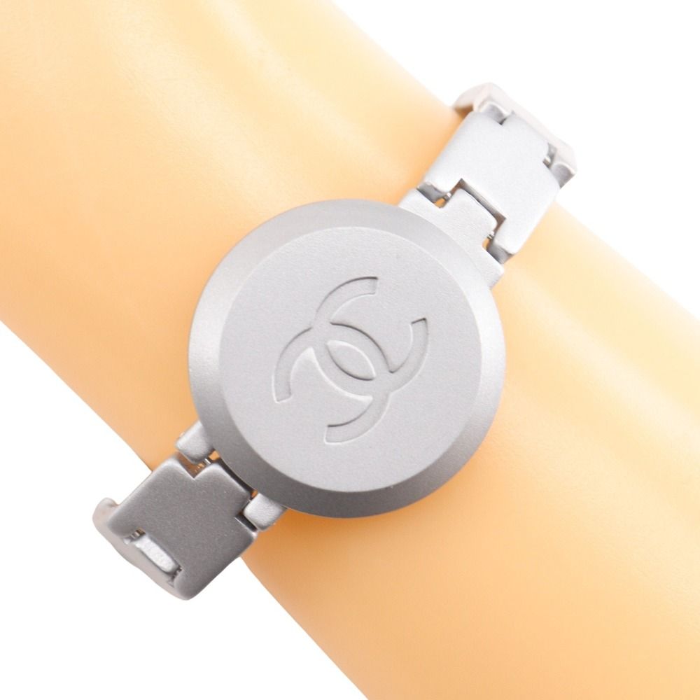 二手 CHANEL Coco Mark 手鍊 99P,銀色金屬材質,1999 年,約 23.5 克,女士款。