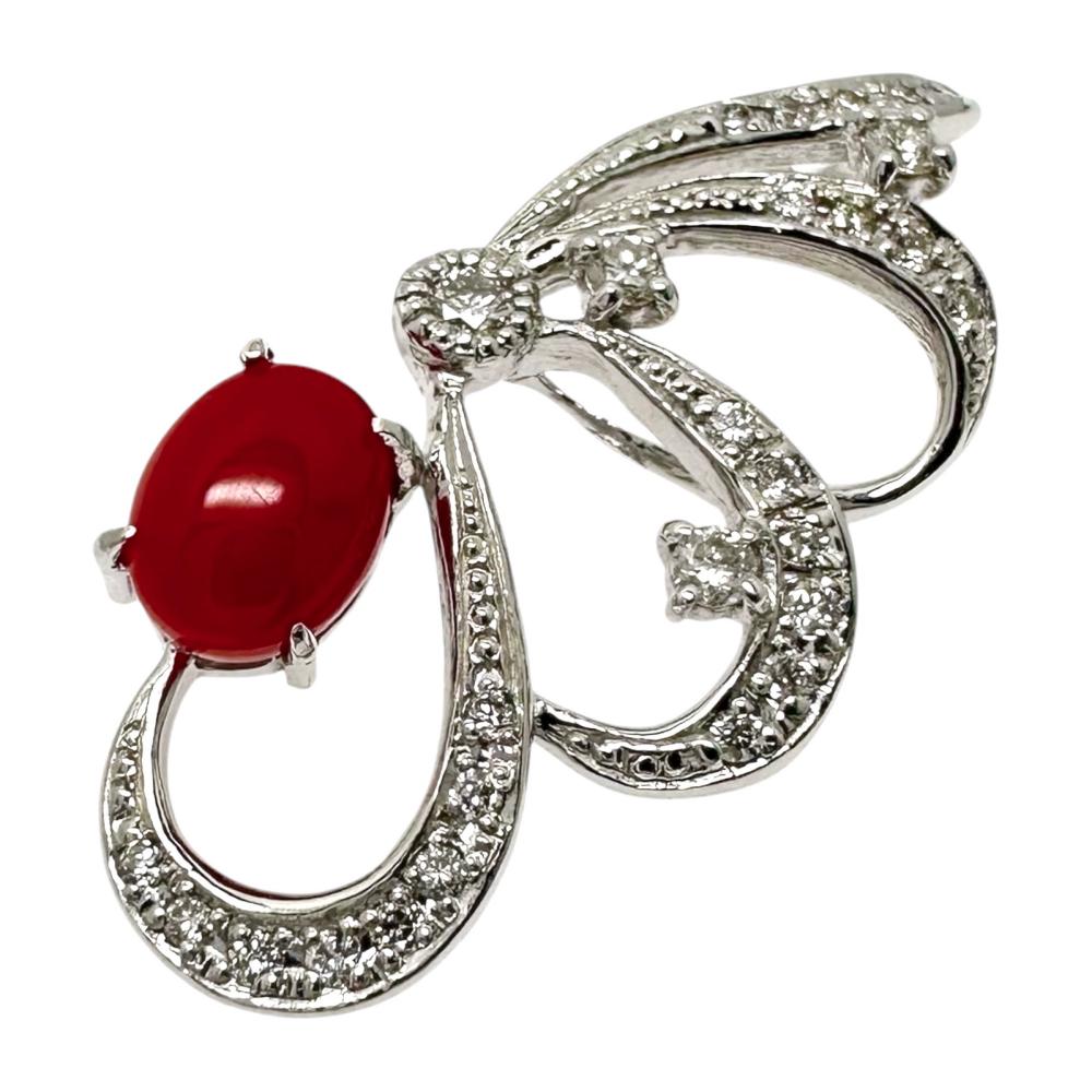 Pre-owned coral pendant top with 0.66ct coral and 0.26ct diamonds in 18K white gold (3.1g). Women's.