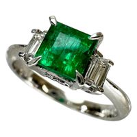 二手女戒指，11.5 號，鑲嵌一顆 0.792 克拉三色祖母綠和 0.22 克拉鑽石，鉑金 (Pt900) 戒托，重 4.0 克。