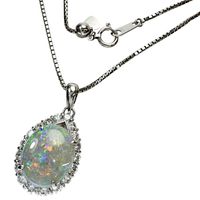 二手女士項鍊，鑲嵌一顆 4.45 克拉蛋白石和 1.01 克拉鑽石，鉑金材質（Pt900/Pt850），重 13.0 克，長 45 公分。