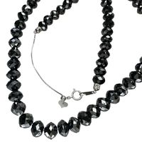 二手女項鍊，鑲嵌 202.00 克拉黑鑽，18K 白金材質，重 41.4 克，長 49 公分。