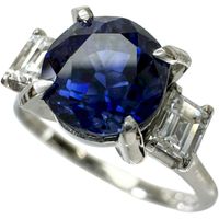 二手女戒指，11.5號，鑲嵌一顆2.036克拉未經加熱的藍寶石和一顆0.36克拉的鑽石，由鉑金（PM900）製成，重4.2克。