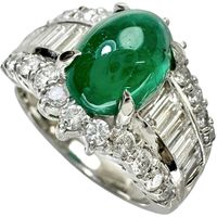 二手女戒指，12號，鑲嵌一顆2.38克拉凸圓形祖母綠和1.30克拉鑽石，鉑金（Pt900）材質，重11.4克。