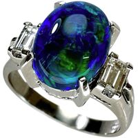 二手女戒指，12號，鑲嵌一顆2.83克拉的黑歐泊和0.34克拉的鑽石，鉑金（Pt900）戒托，重6.2克。