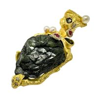 二手吊墜，TOP鑲嵌一顆29.4克拉的藍寶石原石、0.41克拉的石榴石和0.12克拉的紅寶石。 18K金/18WG白金材質，重18.1公克。女士款。