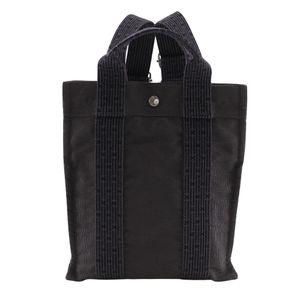 二手愛馬仕 Sac Ad PM 雙肩包/手提包，灰色尼龍帆布材質，採用透氣拉鍊閉合。可當作單肩包或手提包使用，兩用，可容納 A5 尺寸紙張，並以按扣閉合。女士款。