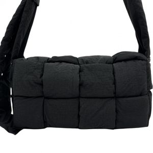 二手 Bottega Veneta Padette Tech Cassette Maxi Intrecciato 黑色尼龍肩包。