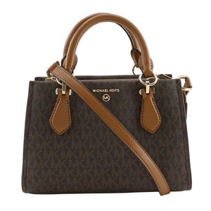 這款二手 Michael Kors MARILYN 手提包，是 MK 經典雙肩包，採用棕色 PVC 和皮革材質。可斜背、肩背或手提。附有拉鍊。這款雙肩包非常適合女性使用。