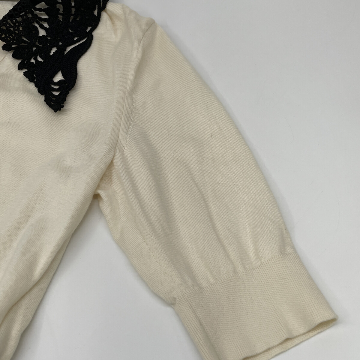 マメクロゴウチ 25AW ｱｲﾎﾞﾘｰ Embroidery Collar Knitted Top 2 | 日本
