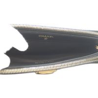 香奈兒 27 號 A84069 黑色魚子醬皮配金色五金件，香奈兒 Boys 鏈條錢包
