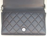 香奈兒20號海軍藍羊皮Boy Chanel銀色五金鏈條錢包