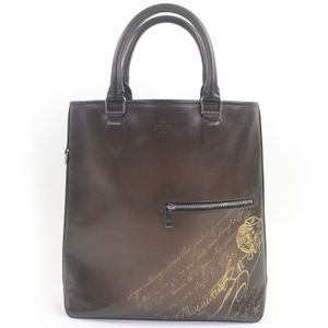 กระเป๋าถือ BERLUTI Calligraphy Toujours Vertical Golden Patina Leather 2-Way Tote Bag สีน้ำตาล สำหรับผู้ชาย สภาพเยี่ยม พร้อมถุงผ้ากันฝุ่น