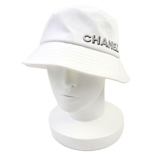 全新未使用 CHANEL 22P 100% 純棉漁夫帽，飾有品牌標誌和水鑽，白色，L 碼，義大利製造，正品，女士款