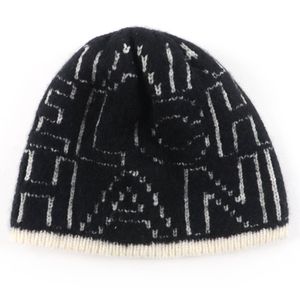 香奈兒 (CHANEL) 21K 羊絨真絲混紡針織帽，成色極佳，全身飾有品牌標誌印花。黑白配色。正品。女士款。