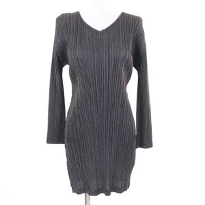 Excellent condition PLEATS PLEASE Issey Miyake PP61-JT446 V-neck long-sleeved pleated dress in black, size 3. Authentic, made in Japan. Women's.