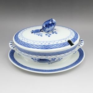 Pre-owned Royal Copenhagen Faience Trunk Weber soup tureen.