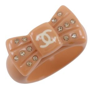 二手 CHANEL COCO 標誌RIBON， 13.5 號，塑膠和水鑽戒指，粉紅色，2002 年，約 2.4 克絲RIBON，女士。