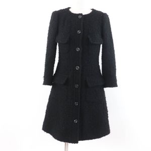 香奈兒 (CHANEL) P46625V28631 羊毛粗花呢大衣，黑色，34 碼，法國製造，正品，女款，成色極佳，飾有 Coco Mark 紐扣