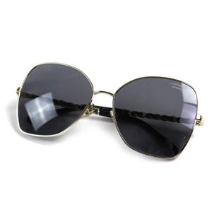 แว่นกันแดด CHANEL รุ่น 4274Q C395/T8 Coco Mark สภาพเยี่ยม ประดับด้วยไข่มุกเทียม รูปหัวใจ ดอกคามิเลีย และผีเสื้อ พร้อมโซ่ สีทองและดำ ขนาด 59□16 135 ผลิตในอิตาลี แนะนำเป็นอย่างยิ่ง