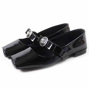 全新未使用VERSACE 2024-2025 秋冬系列 Jumbo RIBON Ballerina 露趾漆皮高跟鞋，黑色鞋面配银色五金，38 码，意大利制造，附鞋盒和防尘袋，原价：¥133,100