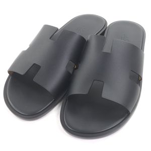 全新爱马仕 Izmir 皮革浴室凉鞋/拖鞋，H 标志设计，黑色，43 码，意大利制造，带鞋盒和防尘袋。