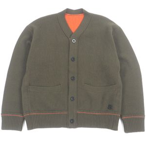 Sacai 22-02859M 铆钉羊绒针织开衫，成色极佳。羊绒混纺针织开衫，饰有品牌标志纽扣和徽章。卡其色和橙色拼接。正品。男士款。