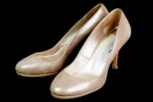 二手Pippi日本制造圆头亮片高跟鞋，尺码 36 1/2 (23-23.5cm)，粉米色。