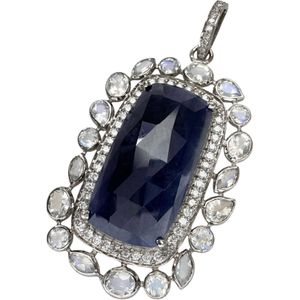 复古风格吊坠，超越top16.44克拉蓝宝石和0.54克拉钻石，18K白金材质，重9.1克，女士款。[二手]