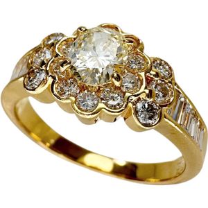 二手 18K 金戒指，12 号，4.2 克，镶嵌一颗 0.38 克拉钻石（估计 J-SI1 净度）和一颗 0.72 克拉钻石。