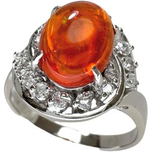 二手女式戒指，10.5号，镶嵌1.60克拉火欧泊和0.25克拉钻石，铂金（Pt900）材质，重5.2克。