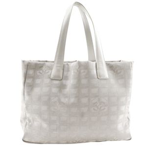 二手香奈儿新款旅行系列 MM 托特包 A15991，银色尼龙帆布材质。这款 MM 托特包可肩背或手提，可容纳 A4 尺寸的物品。