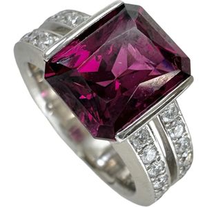 二手 Concord 9.5 戒指，镶嵌 4.17 克拉红榴石和 0.45 克拉钻石，铂金 (Pt900) 材质，重 12.5 克。