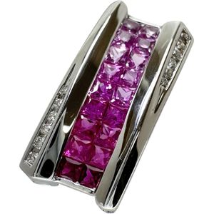 这款二手女士吊坠超越top饰有 0.70 克拉红宝石、0.80 克拉粉色蓝宝石和 0.12 克拉钻石。吊坠采用 18K 白金打造，重 3.9 克，非常适合日常佩戴。