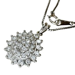 二手花朵图案钻石项链，镶嵌 1.02 克拉钻石，铂金（Pt850/Pt900）材质，重 9.8 克，长 40 厘米，女士款。