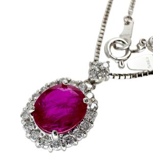 二手女士项链，镶嵌一颗 1.586 克拉红宝石和一颗 0.28 克拉钻石，18K 白金材质，重 4.7 克，长 45 厘米。