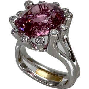 二手女式戒指，10号，镶嵌7.46克拉粉色碧玺和0.245克拉钻石，Pt900铂金/18k金，重16.6克。