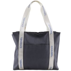 二手香奈儿运动系列手提包，带品牌标志，灰色尼龙材质，肩背/手提两用，A4尺寸，拉链开合。女士款。