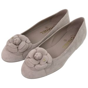 近全新香奈儿山茶花芭蕾舞鞋，22.5厘米，麂皮，灰色，浅口鞋，型号0985，C45494。[二手]