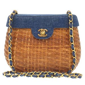 成色極佳的香奈兒5草編籃子包，帶有Coco標誌和旋扣細節，型號1372。二手。