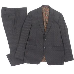Excellent condition ETRO 100% wool suit with a 100% silk lining, featuring a logo stripe, logo buttons, and a paisley lining. Size 48, gray and orange. Authentic, made in Italy. Men's single-breasted suit.