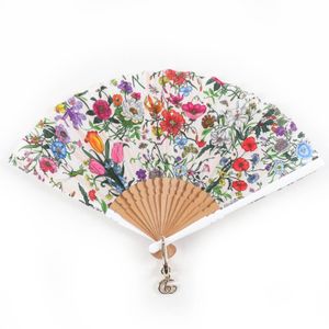 全新未使用 GUCCI 829983 雙 G 吊墜花卉印花真絲緞面大號扇子，顏色，帶包裝盒和收納袋，西班牙製造，女士款