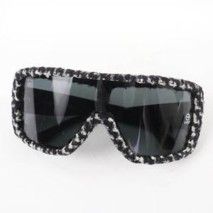 狀況極佳的 CHANEL 21AW 71367 S0187 3N Coco Mark Tweed 黑色太陽眼鏡，配有白色和RED示範鏡片，義大利製造。