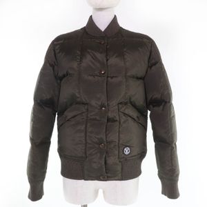 LOUIS VUITTON) 2023 秋冬款，Monogram 圖案襯裡，帶品牌標誌橡膠貼片。卡其色羽絨服，尺寸 34。正品，義大利製。女款。